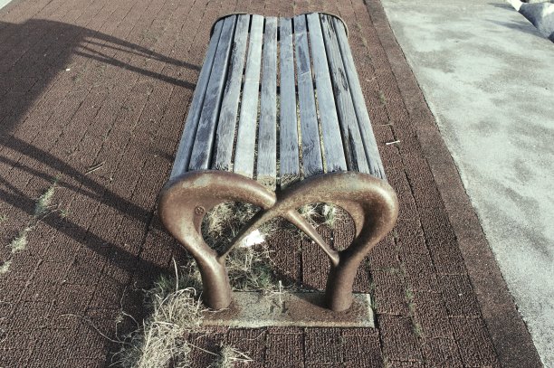 沿着海滩的道路上的长椅。图片下载