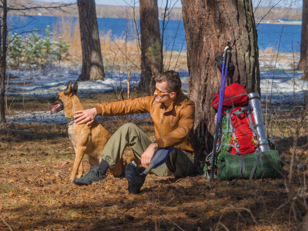 一名戴着假肢的男子在和他最好的朋友——一只来自收容所的狗散步后休息。图片下载