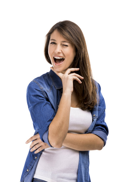 美丽的女人与手在下巴和眨眼她的眼睛，孤立在白色图片下载