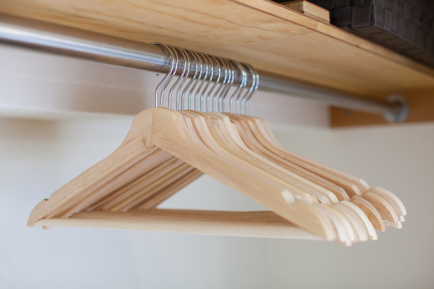 挂在衣架架上的衣架图片下载