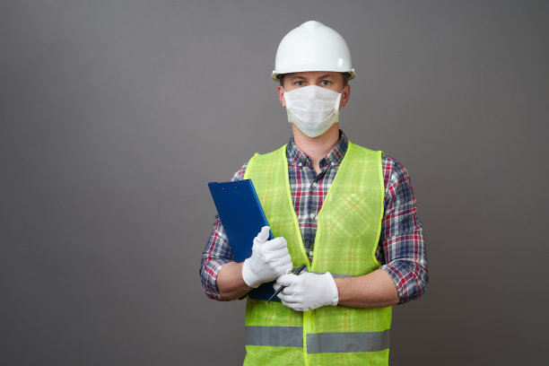 工人戴口罩和防护帽。图片下载