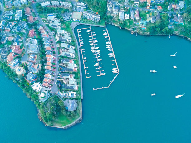 全景无人机鸟瞰悉尼海港在多云的日落显示美丽的颜色的港口前海岸图片下载
