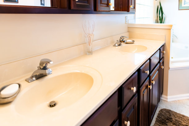 现代中性清洁浴室在房子，家庭或公寓，他和她的双水槽和肥皂与橱柜举行装饰图片下载