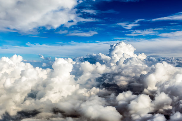美妙的天空与云彩高亮为您使用的背景。图片下载