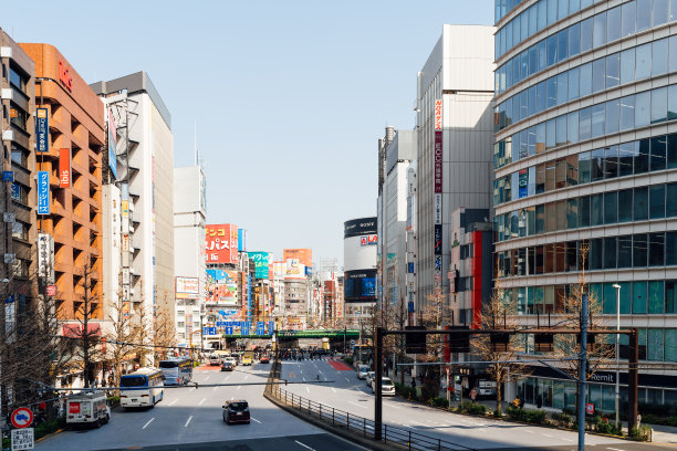 日本东京新宿购物区，人群模糊的移动。图片下载