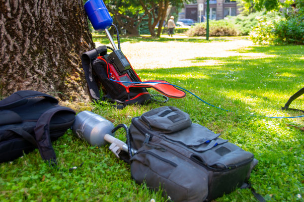 一个新闻摄制组在公园里接受采访时留在草地上的设备图片下载