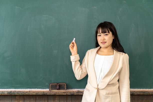 女教师在教室里进行教学图片下载