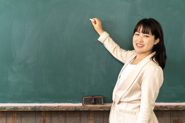 女教师在教室里进行教学图片下载