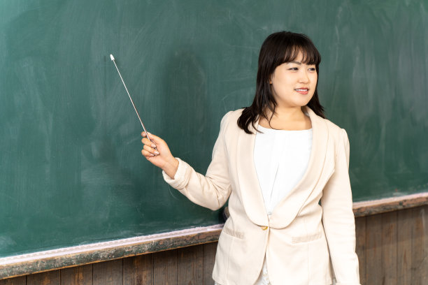 女教师在教室里进行教学图片下载