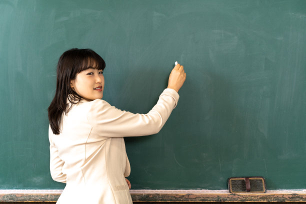 女教师在教室里进行教学图片下载