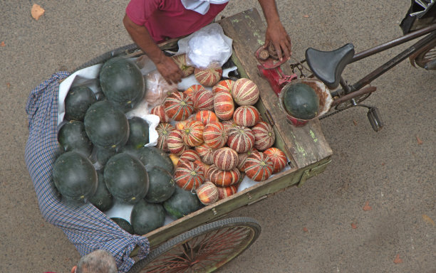 西瓜和甜瓜在街上的一辆马车上图片下载