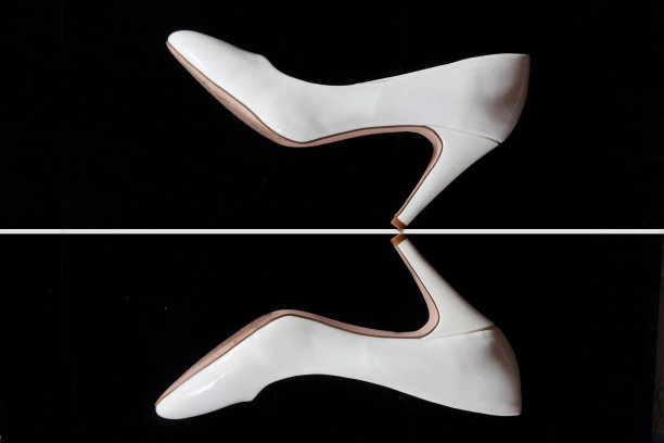 白人妇女的细高跟鞋图片下载