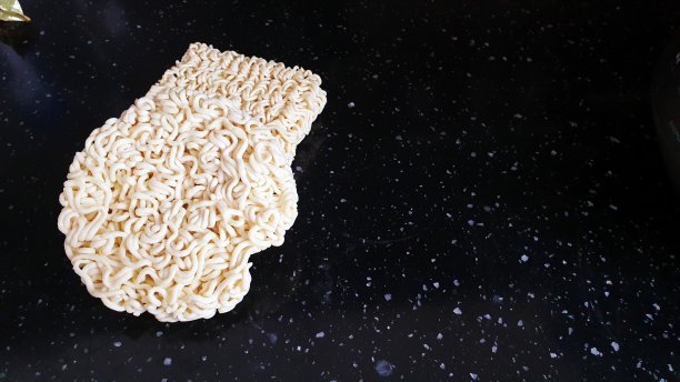 黑色背景上的方便面图片下载