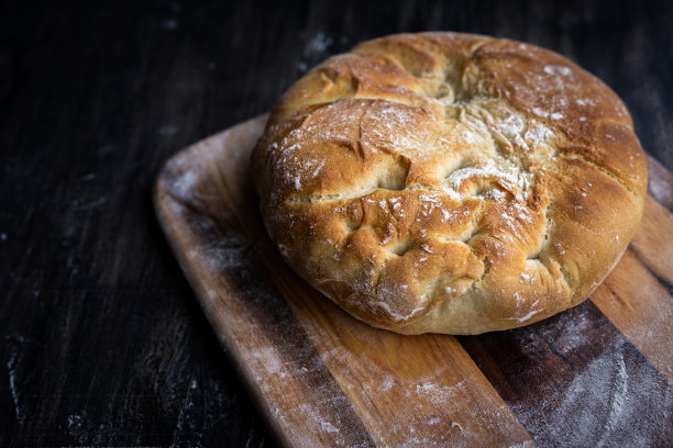 木桨上自制的硬面包。图片下载