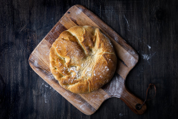 木桨上自制的硬面包。图片下载