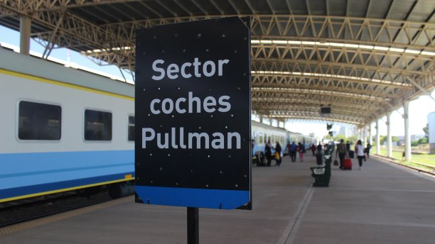 白色和蓝色的长途列车在火车站的月台等待出发图片下载