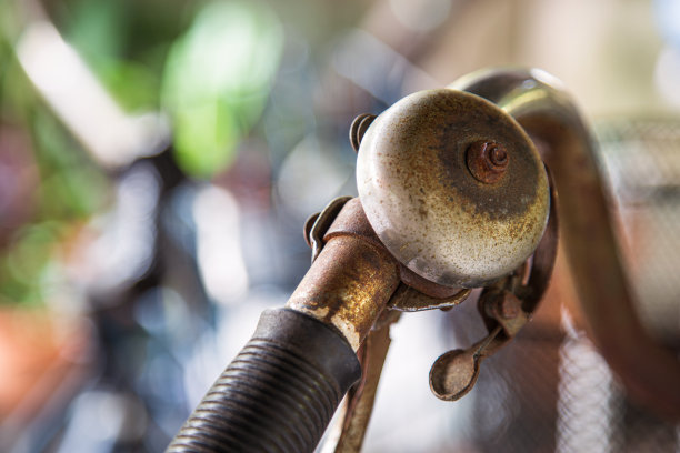 关闭一个古老的复古自行车铃和空白左侧的拷贝空间。图片下载