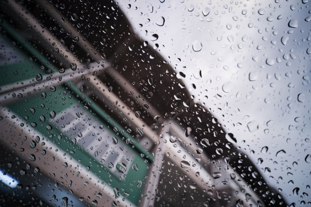 雨落在楼前图片下载