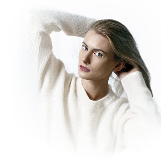 穿着白色毛衣的年轻漂亮的女孩图片下载