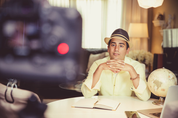 疫情期间在家拍摄视频的年轻网红图片下载