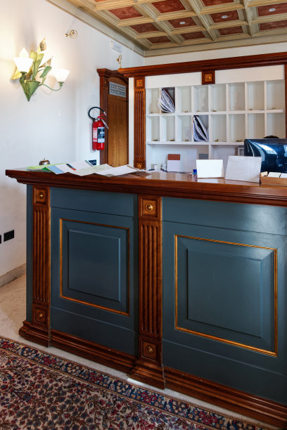 接待服务台内设木桌图片下载