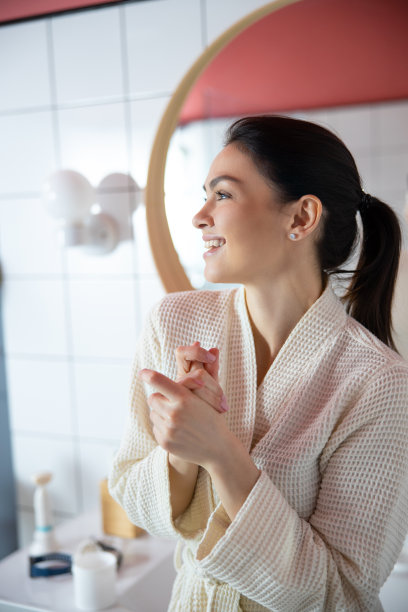 开朗的女孩在浴室库存照片摆姿势素材图片