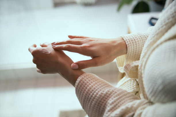 女人使用家庭护理化妆品库存照片图片下载