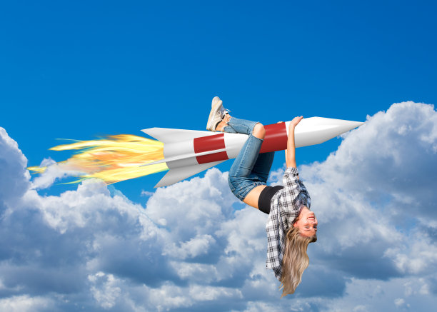 年轻女子挂在火箭上，带着它穿越云层图片下载