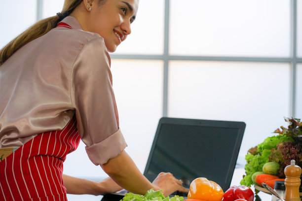 年轻女性社交媒体网红在视频博客上教授烹饪素食图片下载