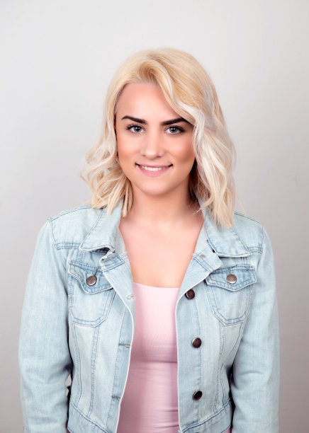 年轻女子画室肖像图片下载