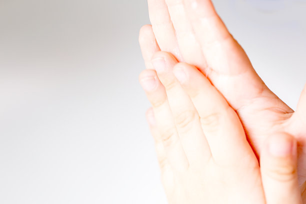 洗手时用肥皂揉搓以预防冠状病毒图片下载