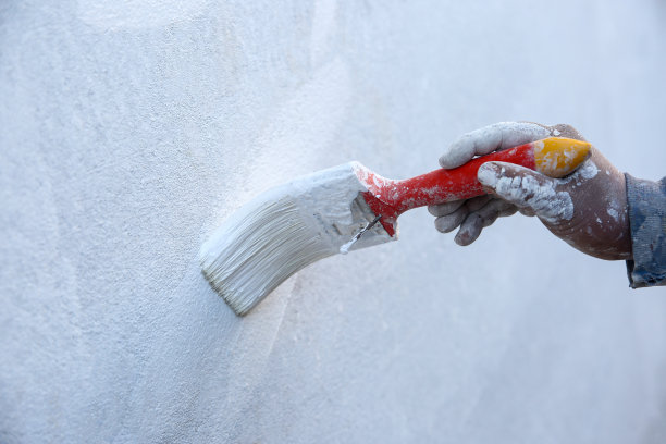 画家用画笔画墙图片下载