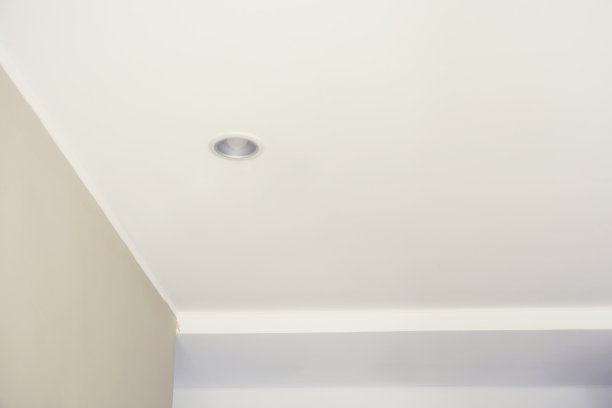 有天花板灯的空房间的内部。图片下载