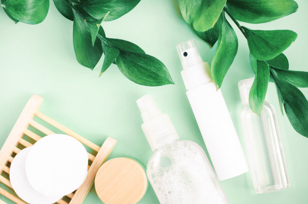 白色容器中的天然护肤产品，泡沫洁面乳，爽肤水，精致的草药沐浴露图片下载