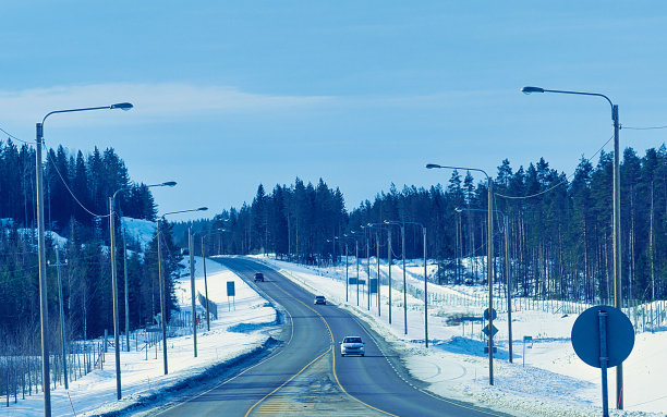 冬天路上的汽车罗瓦涅米图片下载