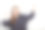戴着黑色耳机听着音乐的女孩举手在山上跳舞图片下载
