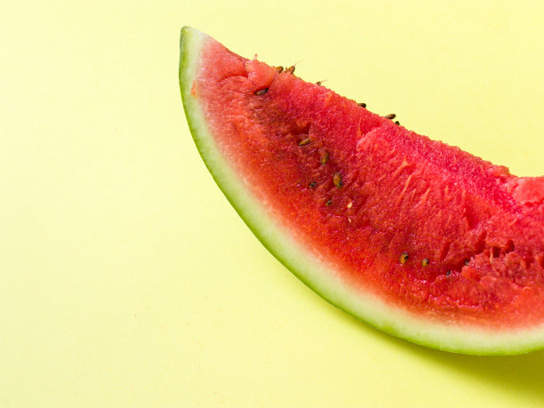 切片西瓜在白色盘子与勺子和叉子股票照片与明亮的背景。图片下载