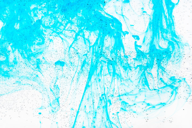 玻璃上的气泡和海蓝宝石墨水流动图片下载