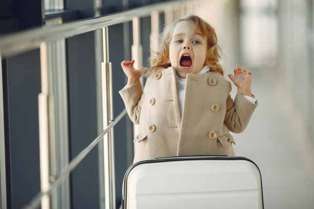一个带着行李箱的小女孩在机场图片下载
