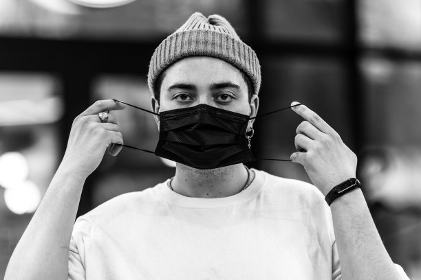 一名男子戴上了防毒面具。流感疫情。图片下载