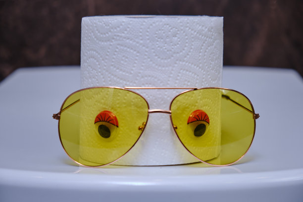 卫生纸，马桶盖上有眼睛，特写图片下载