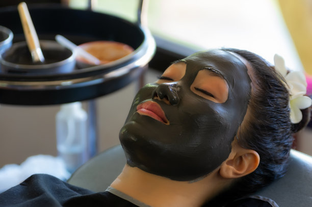 泥浆温泉放松。图片下载