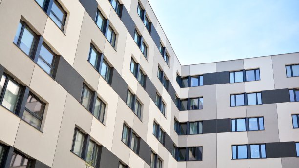 有大窗户和现代立面的现代公寓大楼。图片下载