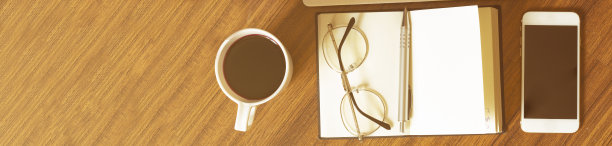 商务女性的日常生活旅行配件平铺在浅色的木质背景上，配有正式的米色手袋、手机、空白记事本、豪华钢笔、眼镜和口红，还有文本拷贝空间图片下载