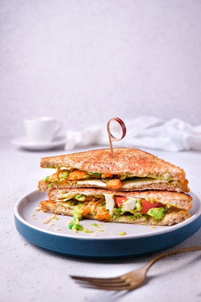 美味的自制三明治配鸡蛋、培根和白底生菜图片下载