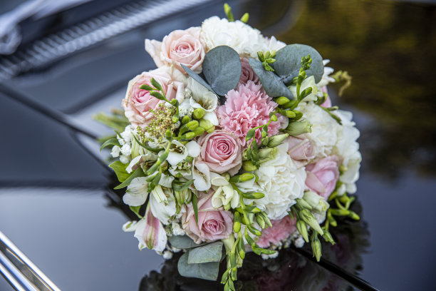 黑色轿车上的婚礼花束图片下载