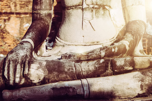 背景佛像在泰国大城府的古董佛像面、头、体、手在佛教古刹与孤立的墙壁。泰国老妇人祈祷好运，禅宗宁静和神圣的冥想放松。图片下载
