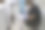 一位白人女士弯下腰在马桶上打扫。图片下载