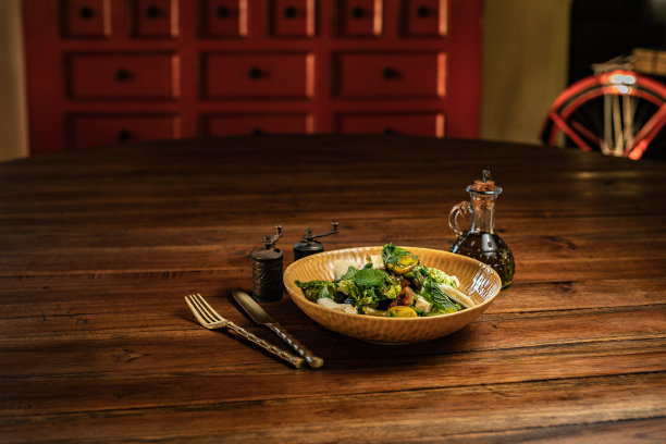 木桌上放着蔬菜沙拉和羊乳酪图片下载