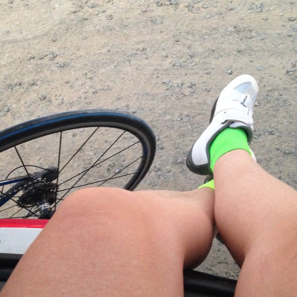 后备箱上的骑行后休息图片下载